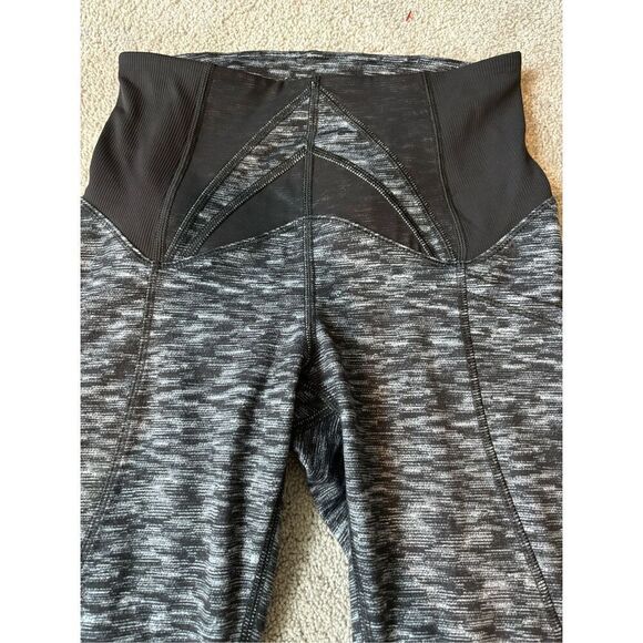 Nearly new Lululemon Exquisite legging Dramatic Static White Black / Black, $88 - Picture 4 of 7
